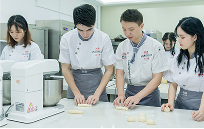 世奥饮品奶茶培训学员与刘校合影