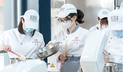 世奥饮品奶茶培训学员与刘校合影